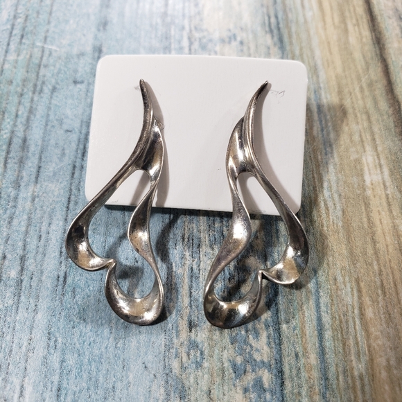 Upside-Down Heart Earrings. - Picture 8 of 8